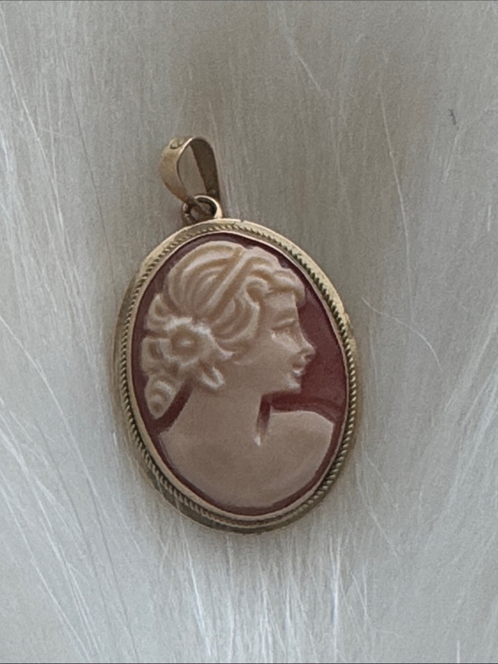 Delicate Pink Cameo Pendant Necklace - 14K in gold, Made in Italy,2.2grams